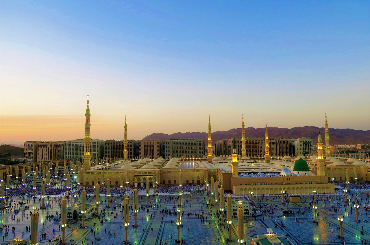 Wo sheher-e-madina hai gulshan Nabi ka Wahan khud mitanay ko ji chahta hai